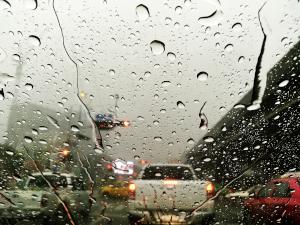 dentro do carro com o vidro embaçado devido a chuva forte