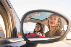 Pessoa sorrindo dentro de um carro