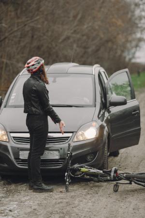 carro bate em ciclista