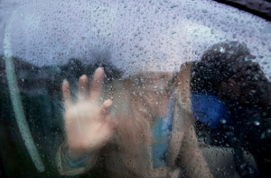 mulher com ansiedade dentro do carro em dia de chuva