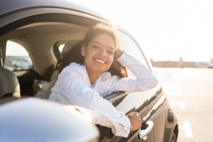 mulher feliz na janela do carro