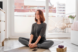 mulher sentada meditando