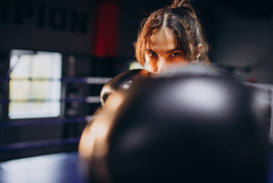 mulher treinando - boxe