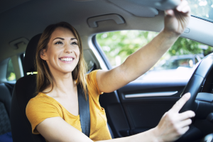 Pessoa ao volante, com expressão de tranquilidade, olhando para a estrada à frente
